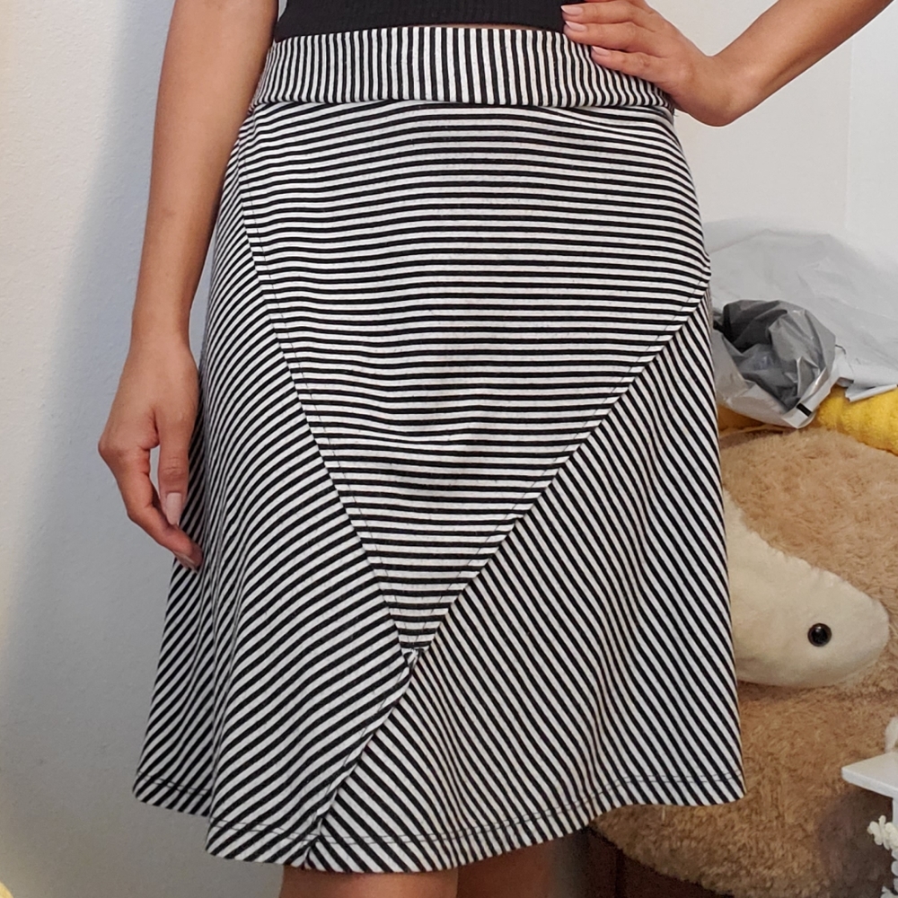 Tehama Black and White lined skirt